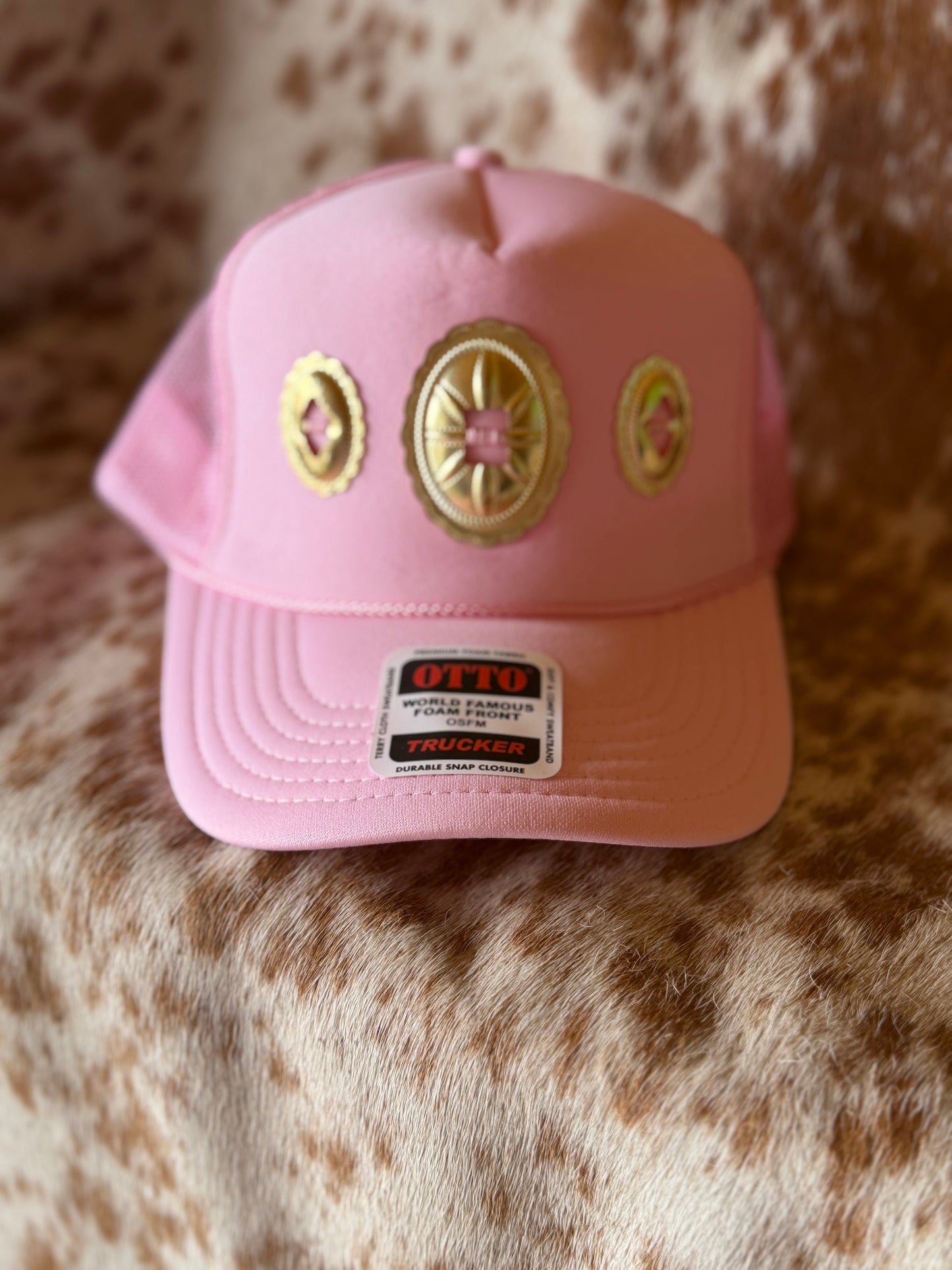 Gold concho & light pink hat